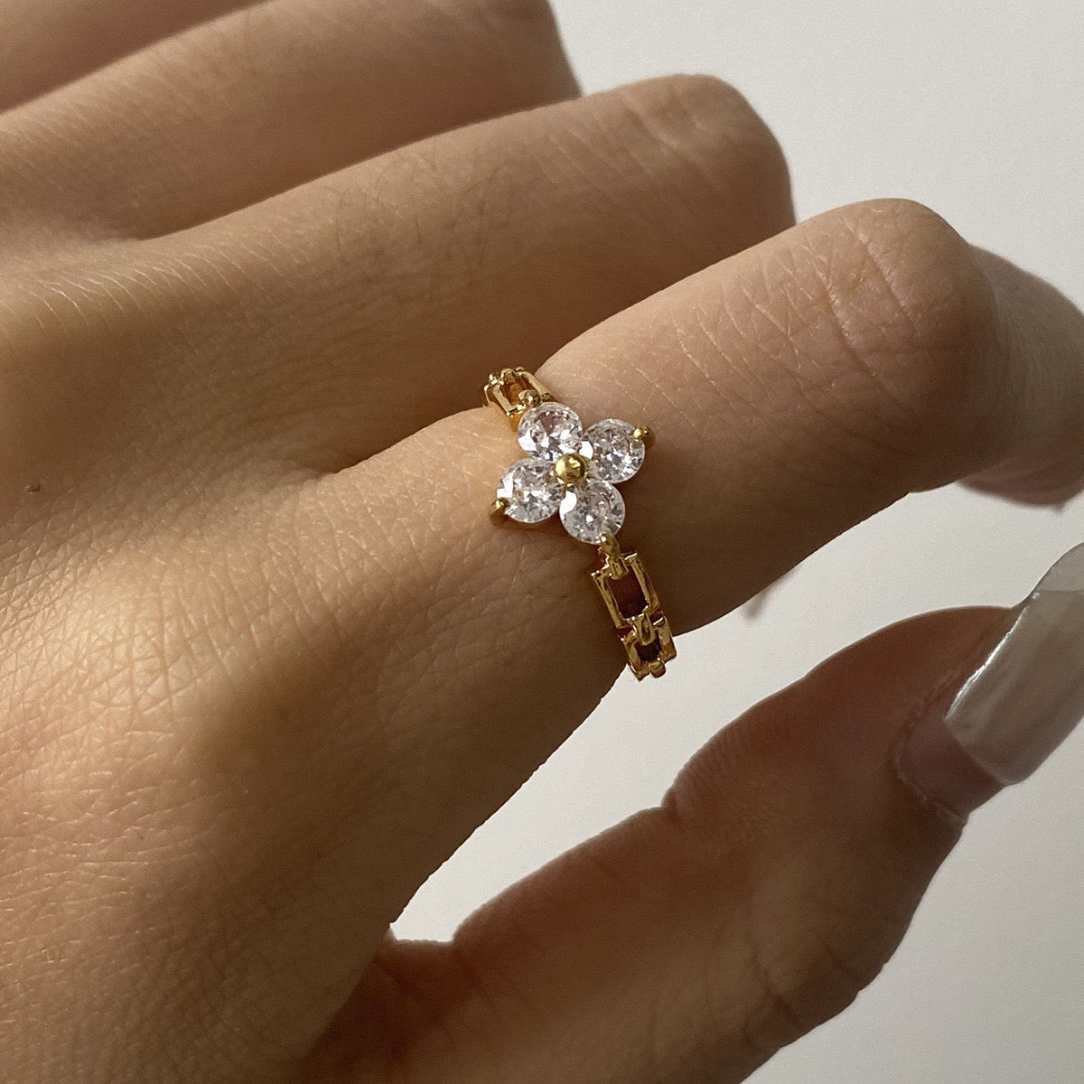 Clover elegant ring